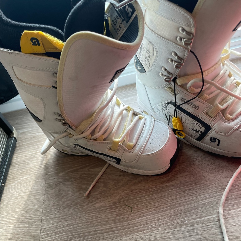brand new burton snowboard boots